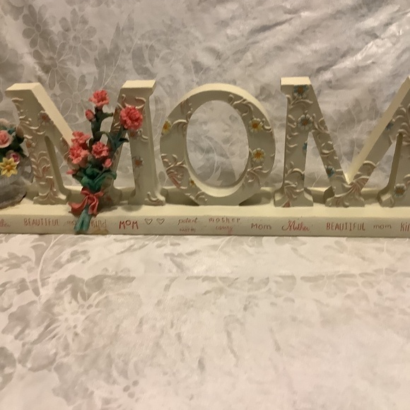 Beautiful inscriptions to celebrate MOM sculpture in Large block letters+flowers - Picture 9 of 10